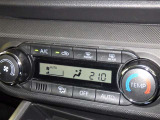 オートエアコン付きなので一度、気温を設定すれば自動的に過ごし易い温度に調整してくれますよ。 車内をいつでも快適空間にしてくれます。
