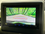 【バックカメラ】駐車時に後方がリアルタイム映像で確認できます。大型商業施設や立体駐車場での駐車時や、夜間のバック時に大活躍!運転スキルに関わらず、今や必須となった装備のひとつです!