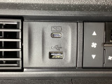 エアコン操作パネルの左側に、スマートフォンなどの充電可能なUSB端子と、音源などの外部入力の可能なUSB端子がついています。移動中に充電もできるので便利です。