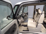 【運転席まわり】視界が広く運転しやすい設計です。内装に一部タバコの跡がございますが、その分お求めやすい価格に設定しました。清掃も丁寧に行っております。