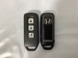 スマートキー付きですからドアロックの開閉およびエンジンスタートが楽々です。電動スライドドアの開け閉めもボタンで操作できます。スペアキーも同じものを用意しております。