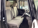 フロントシートはベンチシートです。ベンチシ―トは運転席と助手席の移動もスムーズ!狭い駐車場での乗り降りに便利です。