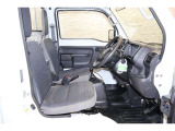 操作性に優れた運転席となります!小物入れや各ボタンの配置にこだわり、使いやすいです!座り心地もよく視認性も良好なのでロングドライブもお任せ下さい!