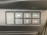 ハンドルの右側にHondaセンシング用のメインスイッチとパワーテールゲートスイッチがついています。パワーテールゲートスイッチは車内からでもテールゲートの開け閉めを電動でできます。