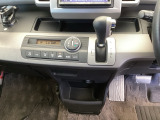 足元スッキリ、インパネシフトです。パーキングブレーキはフットブレーキタイプなので、運転席と助手席の間がスッキリしています。