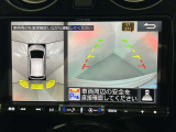 上からの視点で狭い駐車場への駐車に役立つ、アラウンドビューモニター対応メモリーナビ装備。