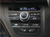 フルオートエアコン搭載。好みの温度に設定するだけで、風向や風量を自動でコントロール!いつでも快適な車内環境に。さらに、体を直接温めるシートヒーター付きで寒い季節も暖かく過ごせます。