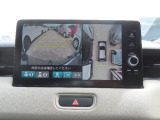 【マルチビューカメラシステム】フロントビューだけでなく、グラウンドビューも表示!自車を上空から見下ろしたような映像が表示されるので、駐車時などにドライバーの死角を減らすことができます。