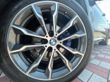 ●純正20インチアルミホイール:輸入車ならではの卓越した走りを支えるホイールと足回りです!日本車の走りに慣れている方にもぜひ体感して頂きたいほど、高いレベルでまとまっています!