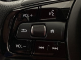 ステアリング左手側にオーディオ関連のコントロールスイッチを配置しています。操作時は視線を逸らすことなく運転に集中できます。