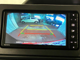 【バックカメラ】 駐車時に車両後方の様子を見ることができるので、運転の不安を軽くします。