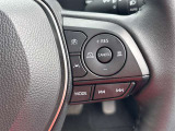 【クルーズコントロール】アクセル操作なしで一定速度を保つ機能。先行車との距離を自動調整する追従型が主流で、高速走行時の疲労を劇的に軽減します。長距離移動が多いお客様への商談では必須の快適装備です。
