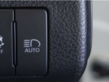オートマチックハイビームとは、先行車や対向車のライトを認識し、ハイビームとロービームを自動で切り替える機能です。夜道の視界を確保します。詳細は販売店スタッフまでお尋ね下さい。