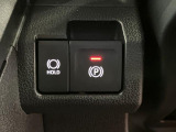 【電動パーキングブレーキ+オートブレーキホールド機能】 指先だけで簡単に操作が可能なパーキングブレーキ、スイッチを押すとブレーキペダルから足を離してもブレーキを保持できるオートブレーキホールド搭載。