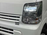 【LEDヘッドライト】悪天候や夜間走行時も良好な視界を確保し安心して運転できる高輝度LEDヘッドライトを装備!点灯速度が早く、消費電力も抑えられています。