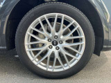 20インチ純正アルミホイール装備 全車両に標準装備の純正アルミホイールは、純正ならではのバランスの良いデザインと、走行安定性をお楽しみ頂けます。