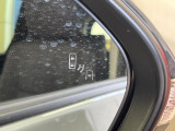 【ブラインドスポットモニター】走行中、ドアミラーの死角になりやすい箇所に後続車が接近するとサイドミラーのレンズに警告を表示!ドライバーに注意喚起をしてくれます。