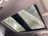 【パノラマルーフ】大型のガラスルーフ搭載で車内の解放感が一気にアップ!開放的なドライブをお楽しみいただけます。