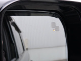 【ブラインドスポットモニター】左右斜め後ろを平行して走る車を認識し、車線変更の際に危険を察知するとドライバーへ警告を促します。夜・雨・トンネル内など走行時の環境が悪い時ほど頼りになる安全装置です。