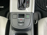 パーキングブレーキはスマートな電子制御式と合わせて渋滞時等にブレーキペダルから足を離しても停車状態を保持してくれるオートブレーキホールド機能で運転が楽になります。スタートはアクセルペダルを踏むだけ