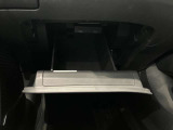 車検証入れになどにも使える便利な収納BOXあります。