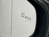 ブラインドスポットモニター(BSM)を装備しています。隣を走る車両が死角に入るとミラー内LEDインジケーターが点灯。さらに、ウィンカーを出すとインジケーターが光って点滅して注意を促してくれます。