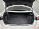 【ラゲッジスペース】長さのある荷物を積む際にも後部座席を倒したりするなどアレンジが可能なので非常に便利です♪
