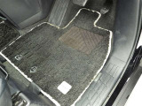フロアマットも綺麗にクリーニングされています。