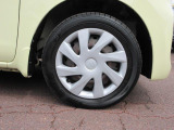 右前 ホイールキャップ付き14インチスチールホイール タイヤサイズは、155/65R14