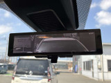 スマートルームミラーも付いています。後方ピラーや荷物、後席に同乗している方や曇りなど視界が遮られた場合でも後方カメラからの映像で安全確認をすることができます。