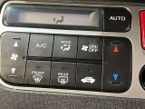 「AUTO」スイッチで車内の温度を一定に保ってくれるオートエアコン。快適装備の代名詞。もちろんマニュアル操作も可能ですよ。