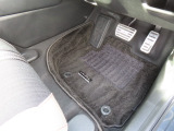 【フロントのフロアマット】前席は純正フロアマット付きです。大きな汚れもなく、使用感も少なめで綺麗な状態です。