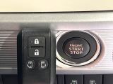 【キーレススタートシステム】カバンやポケットに入れたままでもドアの施錠・解錠が可能なスマートキーを装備。エンジンのオン・オフ時もカギを取り出す必要が無いからとっても便利です♪