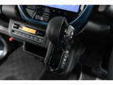 インパネシフトだから視線の移動も少なく足元もスッキリ♪運転席もゆったりしているのでゆとりを持ってドライブできますね!