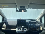 運転席と助手席の間はすっきり、移動も楽々です。さっと手が届く位置にATセレクトレバーやエアコンスイッチなどがあり操作性に優れています