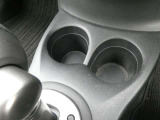 運転席と助手席の間に、2名分のカップホルダーをご用意しております