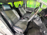 運転席まわりには十分なスペースがあり、大柄な方でもゆったり運転していただける環境です。