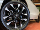 【純正18インチアルミホイール】外観にマッチした純正アルミホイールを装着しております。各種社外アルミホイールや、スタッドレスタイヤも取扱いしております。是非ご相談ください♪