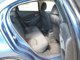 コンパクトな車体ながら、後席でもゆったりと寛げる空間を確保。Spacious rear seats for a comfortable ride.