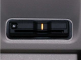 装備されているビルトインタイプのホンダ純正ETC車載器です。セットアップしてからご納車致します。ETCカードを差し込めば高速道路の出入り口ゲートを楽々通過出来ます。