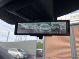 スマートルームミラーで、後方の確認が容易にできます。