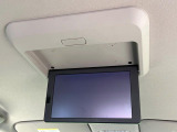【フリップダウンモニター】大画面モニターで後席でもエンタメをお楽しみいただけます。小さなお子様にも大人気の装備です♪