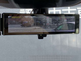 後席の人や荷物などで後方の視界が遮られてもインテリジェントルームミラーで後方カメラの映像が映りますので後方確認が良好です。