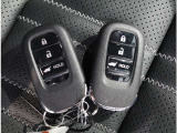 スマートキー。カバンやポケットに入れて持っているだけで、ドアの開閉、エンジン始動ができます。とっても便利です。