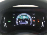 とっても見やすいメーターです。夜間時はラグジュアリーな気分にさせてくれる照明が魅力ですので、夜のドライブも楽しみになりますよ♪