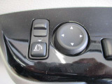 電動格納ドアミラーを装備しております。駐停車時や狭い路地でのすれ違い時などで便利です☆また、手元のスイッチで左右ガラス面の角度変更ができるため、お好みの角度に調整が可能です♪