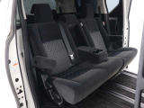 8人乗りのみ、2 列目シートをチップアップすることができます!