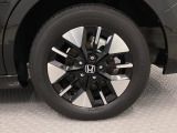 16インチアルミホイールがトータルで足元を引き締めています。