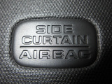 サイドカーテンエアバックシステムは、側面衝突時に大人から子供までさまざまな体格の乗員の頭部や頚部を広範囲で保護。特にセンターピラーへの頭部衝突を防ぐ展開性能を実現しています。