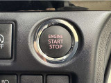 エンジンスタートボタンです。キーが車内にあれば、エンジンの始動・停止はブレーキを踏んでスイッチを押すだけ!キーを取り出す手間を省き、ワンプッシュでエンジンを操作するので簡単でスムーズです。